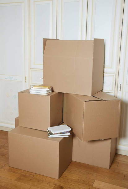 spostare scatole con una pila di libri. scatola di cartone. pila di scatole
 - Foto, immagini