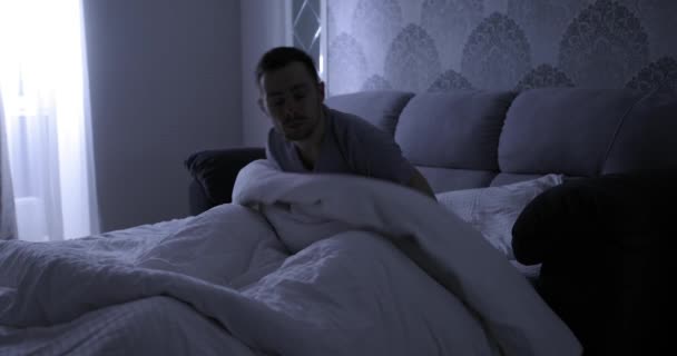 Špatný sen, muž náhle probudí ve své posteli v noci - Záběry, video