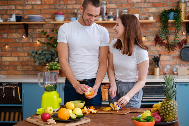 Jeune couple faisant smoothie dans la cuisine
 - Photo, image