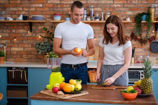 Giovane coppia che fa frullato in cucina
 - Foto, immagini