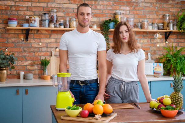 Mladý pár, takže smoothie v kuchyni - Fotografie, Obrázek