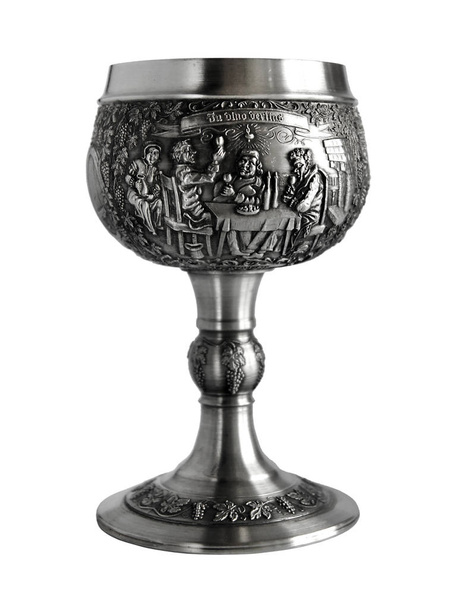 Silber- oder Zinnweinkelch mit Flachrelief und lateinischer Inschrift - in vino veritas. Foto mit einem - Foto, Bild