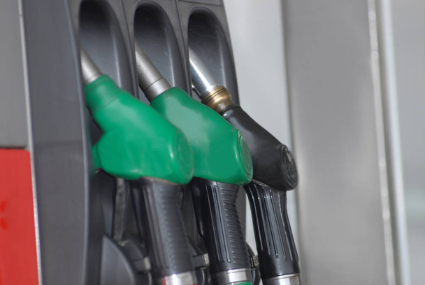 ガソリン スタンドの 3 ガス ポンプ ノズル - 写真・画像