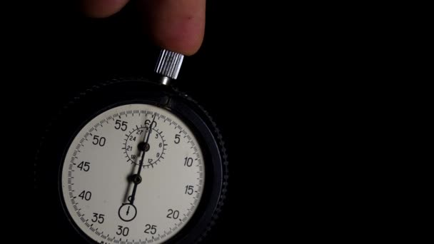 Siyah arka plan üzerine analog kronometre - Video, Çekim
