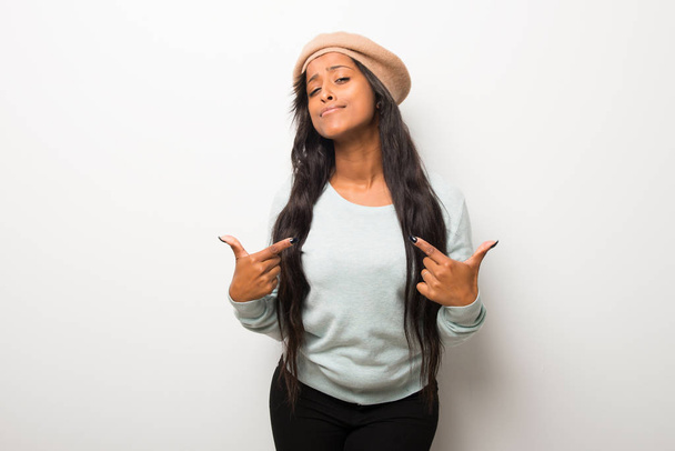 Jonge afro-Amerikaanse vrouw op de witte muur trots en zelfingenomen in hou van jezelf concept - Foto, afbeelding