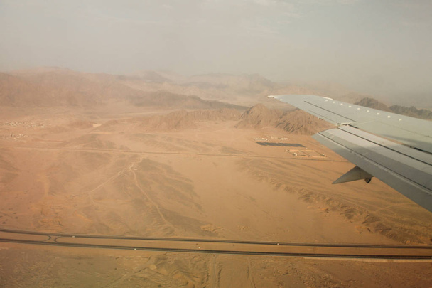 Blick aus dem Flugzeugfenster. Flügelflugzeuge am Himmel. Flug über Sharm el Sheikh - Foto, Bild