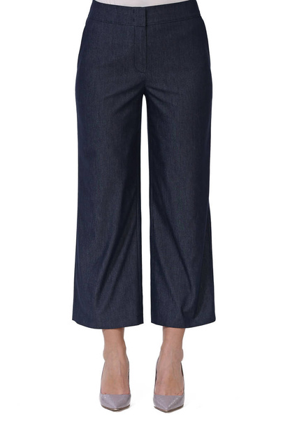 pantaloni culottes jeans su gambe modello con tacchi a spillo bianchi con dita nude
 - Foto, immagini