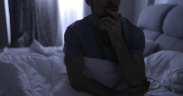 Przygnębiony człowiek w łóżku cierpi na bezsenność objaw - Materiał filmowy, wideo