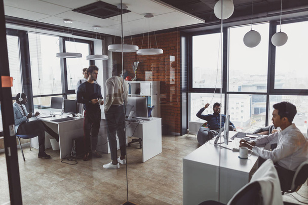 Geschäftsleute in einem Großraumbüro mit Panoramafenster, lange Einstellung - Foto, Bild