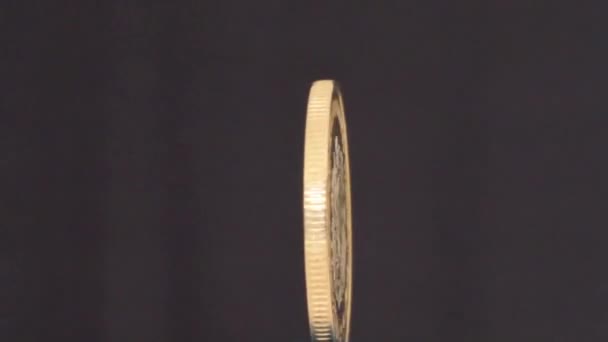 isolierte 10-Pesos-Münze auf schwarzem Hintergrund - Filmmaterial, Video