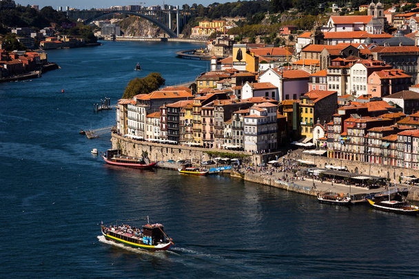 Teilansicht auf ribeira do porto im Norden Portugals mit seinen berühmten historischen Gebäuden und dem Fluss Douro - Foto, Bild