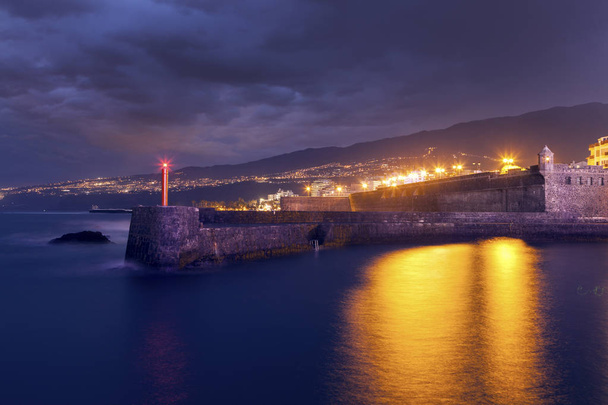 Пуэрто-де-ла-Крус ночью. Пуэрто-де-ла-Крус, Тенерифе, Канарские острова, Испания
. - Фото, изображение