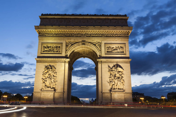 Arc de Triomphe in Parijs bij nacht gezien. Parijs, Ile-de-France, Frankrijk. - Foto, afbeelding