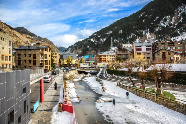 Andorra, Andorra - 04 dic 2018 - Los turistas se divierten frente a los hoteles en el fondo de una montaña con nieve durante el invierno de Andorra en Europa
 - Foto, Imagen
