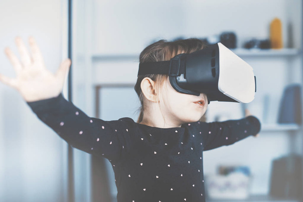Gyermek visel a virtuális valóság szemüveg. Vr fejhallgató használ smartphone. Vízszintes, homályos - Fotó, kép