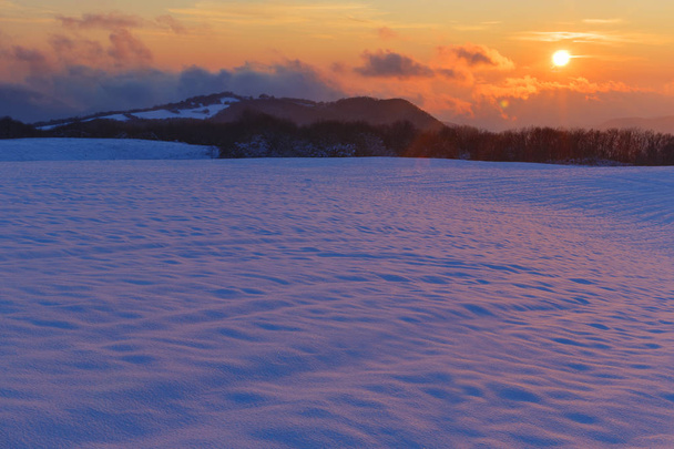 Mroźny zachód słońca w górach w zimie - Zdjęcie, obraz
