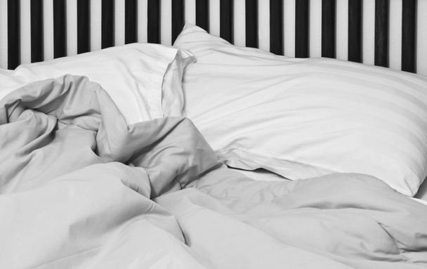 Cuscino e coperta sul letto
 - Foto, immagini