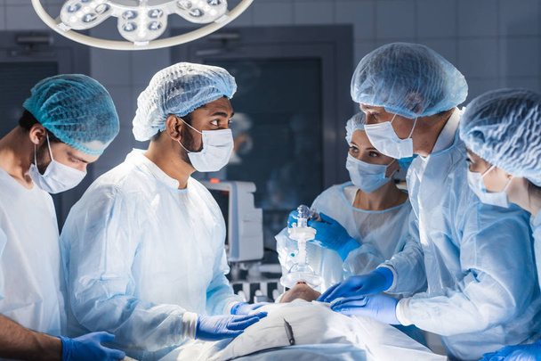 Pre oxygenation for general anesthesia. Surgery equipment - Valokuva, kuva