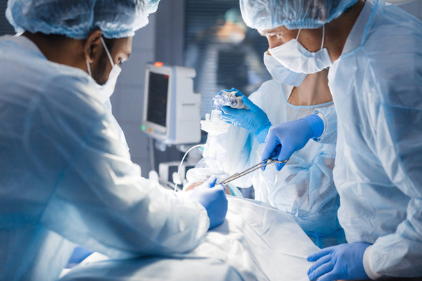 Chirurgiens effectuer une opération complexe pour sauver une vie humaine à l'hôpital
 - Photo, image