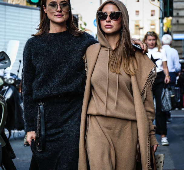 Mailand, italy- 20. september 2018: lena lademann und sophia roe auf der straße während der Mailänder modewoche. - Foto, Bild