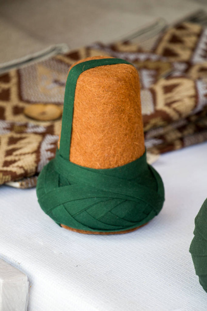 Oszmán divat turbán az ember szúfi dervis - Fotó, kép
