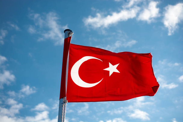 Τουρκική εθνική σημαία κρέμεται σε στύλο σε ανοιχτό χώρο - Φωτογραφία, εικόνα