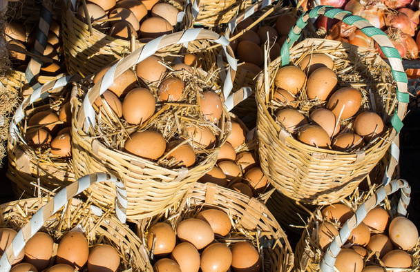 Luonnonmukaiset tuoreet maatilan munat olkikorissa - Valokuva, kuva