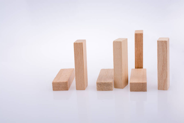 Pièces domino en bois positionnées sur fond blanc
 - Photo, image