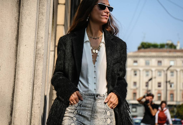 МИЛАН, Италия - 20 сентября 2018 года: Эрика Болдрин на улице во время Недели моды в Милане
. - Фото, изображение