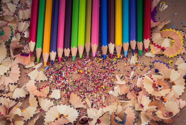 Lápices de color sobre un cuaderno con virutas de lápiz - Foto, Imagen
