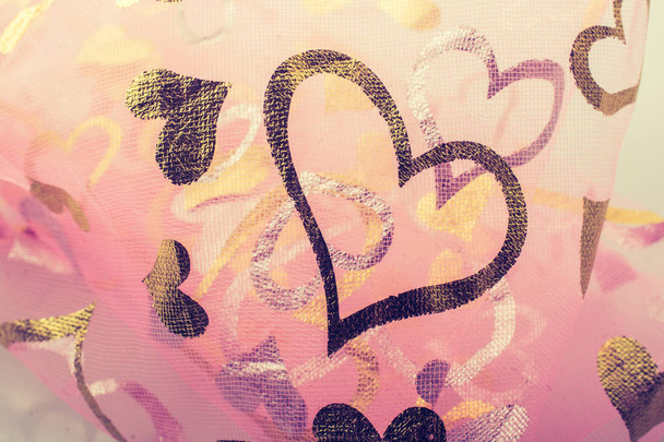 Πολύχρωμο ύφασμα με σχέδια καρδιά σχήματα σε αυτό - Φωτογραφία, εικόνα