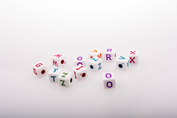Cubos de letras de alfabeto de colores sobre un fondo blanco
 - Foto, imagen