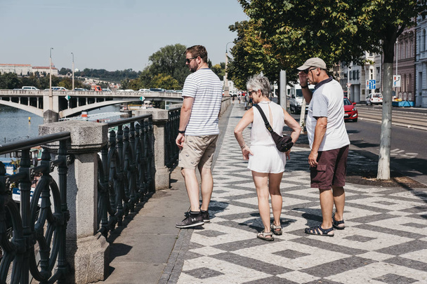 Praha, Tsekki - 23. elokuuta 2018: Ihmiset kävelevät jalankulkutiellä Vltava-joen varrella Prahassa. Vltava on pisin joki Tsekin tasavallassa
. - Valokuva, kuva