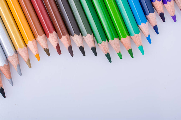 Barevné tužky různých barev umístěné na bílém pozadí - Fotografie, Obrázek