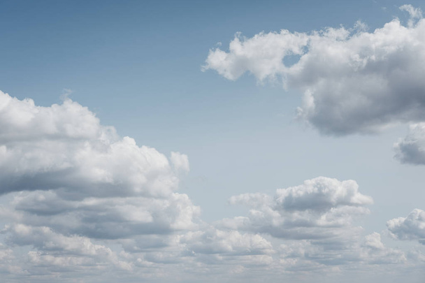 Пухнасті білі хмари в блакитному небі, концептуальні
. - Фото, зображення
