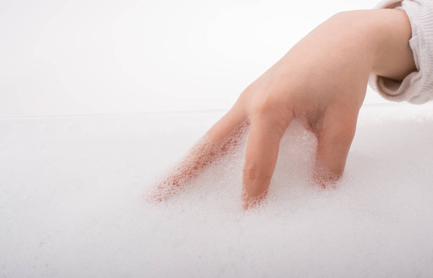 Lavaggio a mano e schiuma di sapone su uno sfondo schiumoso
 - Foto, immagini