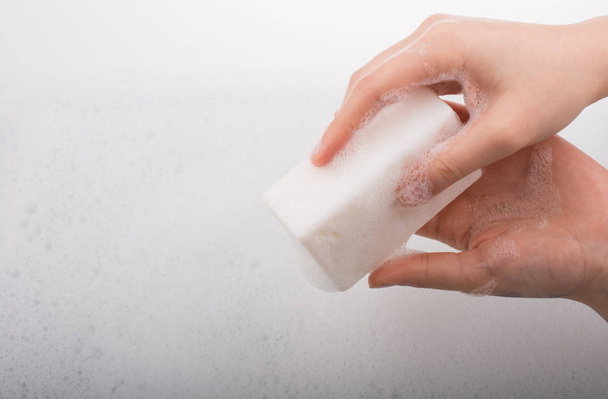 Мытье рук и мыльная пена на пенном фоне
 - Фото, изображение