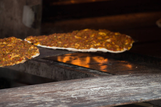 Lahmacun, tortita de pizza turca con relleno de carne picante - Foto, imagen