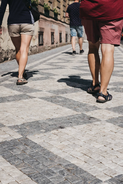 Praga, República Tcheca - 23 de agosto de 2018: Pessoas caminhando na Cidade Velha em Praga, um dos bairros mais antigos e bonitos de Praga, República Tcheca
. - Foto, Imagem