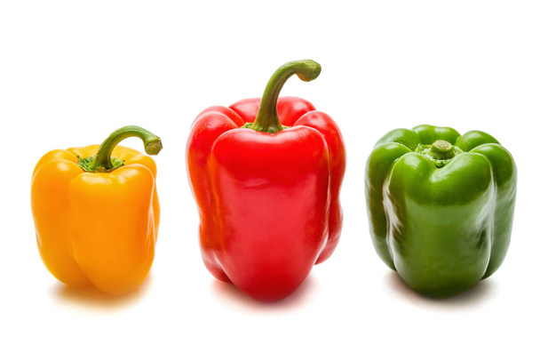 Paprikové směsi na bílém pozadí. složení tlusté šťavnaté zeleniny - Fotografie, Obrázek