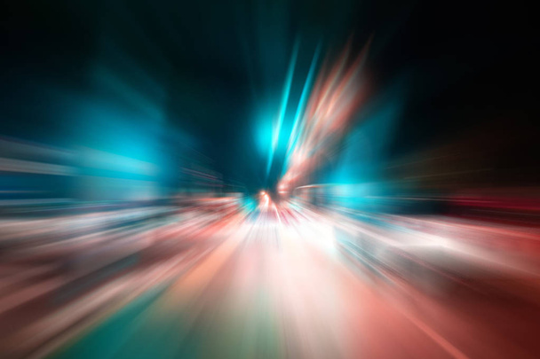未来的な動きと夜のトラフィックは、ぼかし・ ズーム効果。道または通りで、移動の車の中からを撮影します。. - 写真・画像