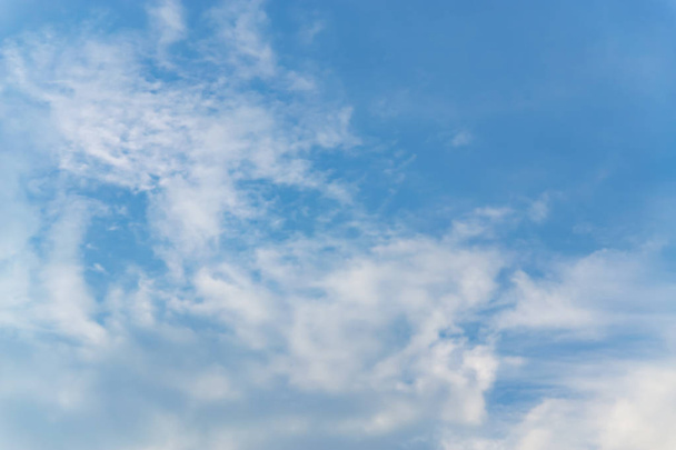 Воздушные облака в голубом небе
. - Фото, изображение