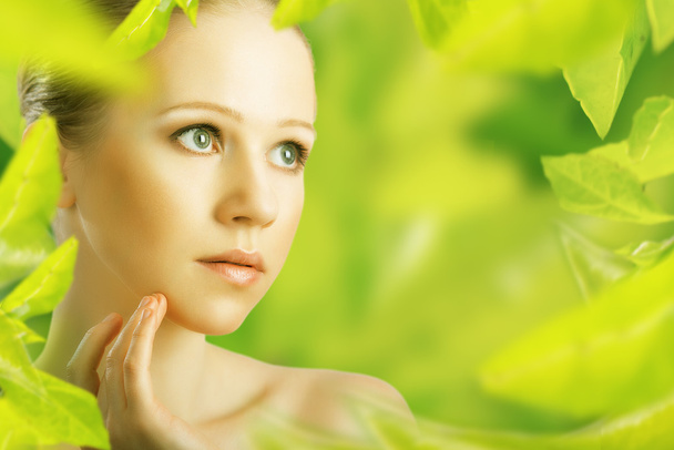 piękna kobieta i pielęgnacji skóry naturalnej w kolorze zielonym - Zdjęcie, obraz