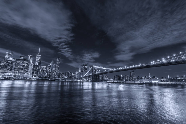 Скайлайн Манхэттена и Бруклинского моста, вид ночью. - Фото, изображение