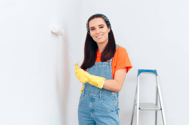 Woman Painting White Wall with Paint Roller - Foto, Imagem