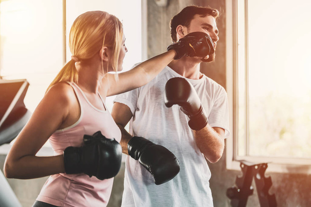 Σπορ γυναίκα και τους άνδρες με το πίσω γάντια πυγμαχίας εκπαίδευση στο γυμναστήριο - Φωτογραφία, εικόνα