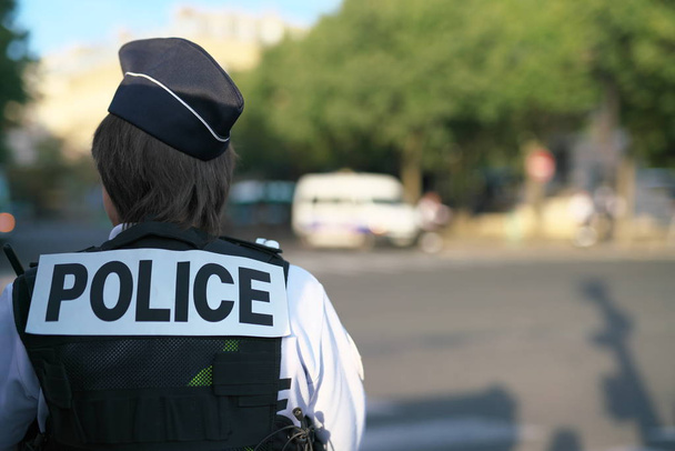 París, Francia-17 de octubre de 2018: Un oficial de policía de guardia cerca de au Cambiar de puente sobre el río Sena
 - Foto, Imagen