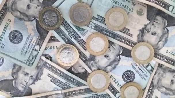 Moneda mexicana sobre cama de dólares
 - Imágenes, Vídeo