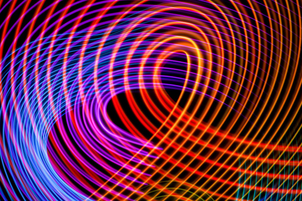 Абстрактные светло-синие, оранжевые, зеленые, розовые и фиолетовые дорожки на случайном фоновом изображении движения. Полосатые неоновые огни в радужных цветах
  - Фото, изображение
