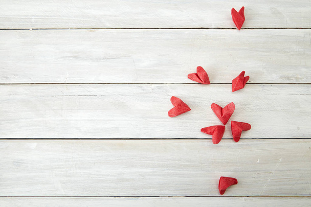 Liefde hartjes op houten textuur achtergrond. Valentijnsdag kaart concept - Foto, afbeelding